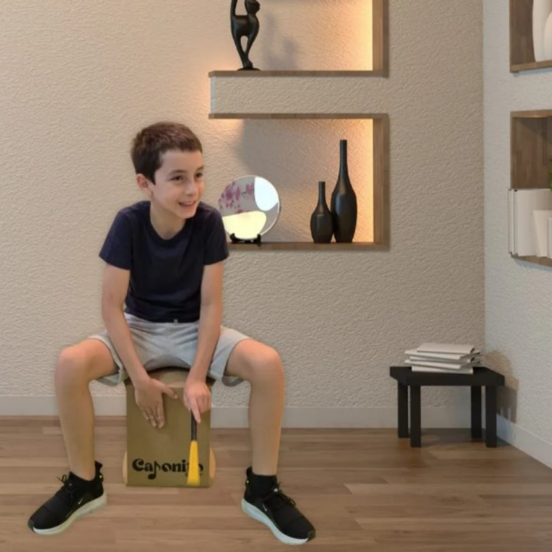 Criança tocando Cajon